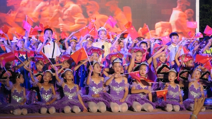 童心向黨 禮贊華誕——田陽少兒載歌載舞喜迎新中國(guó)成立70周年文藝演出側(cè)記